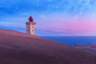 Lost Places – Leuchtturm bei Sonnenaufgang an einem kalten Morgen