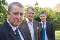 Inspector Barnaby – Chief Inspector Barnaby (John Nettles, l.), Guy Sandis (Simon Williams, M.) und Sergeant Jones (Jason Hughes, r.).
