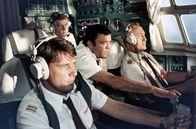 Treffpunkt Flughafen – Die Besatzung der Fluggesellschaft "Interflug" im Cockpit: Walter Plathe (Kopilot Paul Mittelstedt), Jürgen Zartmann (Navigator Jürgen Graf), Günter Schubert (Bordingenieur Karlheinz Adler), Günter Naumann (Flugkapitän Werner Steinitz) (v.l.)