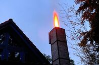 Handwerkskunst! – Herstellung von Keramik im Anagama-Ofen: Beim Holzbrand schießt eine Stichflamme in den Himmel.