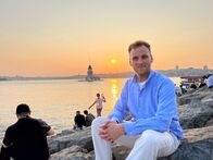 Terra X: Weltstädte – Leon Windscheid bei Sonnenuntergang am Bosporus - einer Meerenge, die Europa und Asien verbindet.