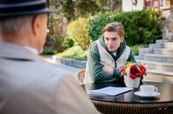 Sturm der Liebe – Leo (Aurel Klug, r.) bittet Werner (Dirk Galuba, l.) um einen Job.