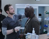 Atlanta Medical – Dr. Conrad Hawkins (Matt Czuchry, l.); Al Raines (Alimi Ballard, r.)
