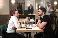 Rote Rosen – Davids (Arne Rudolf, r.) neue Bekanntschaft (Sofie Junker, l.) macht ihm eindeutige Avancen.