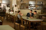 Shutter Island – Da sich die Klinikleitung und die Ärzte sehr zurückhalten, versuchen US-Marshall Daniels (Leonardo DiCaprio, r.) und sein Kollege Aule (Mark Ruffalo, 2.v.r.) Informationen von den Insassen und den Angestellten zu bekommen. Doch keiner sagt etwas, so als hätten alle Angst ...
