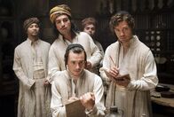 Der Medicus – Der junge Rob Cole (Tom Payne, re.) studiert in Isfahan gemeinsam mit dem Perser Karim (Elyas M’Barek, 2. v. li.) und dem Juden Mirdin (Michael Marcus, vorne).