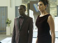 Gotham – Lucius Fox (Chris Chalk, l.); Leslie Thompkins (Morena Baccarin, r.)