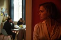 Black Box – Henrike Koch (Luise Heyer) traut ihrem Mann Daniel (Sascha Alexander Geršak) nicht mehr. Was will er von Madonna (Manal Issa, im Hintergrund), der schönen, jungen Nachbarin ?