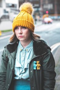 Dead Pixels – Meg's (Alexa Davies) zweite Identität als barbarische Bucklige sieht man ihr im echten Leben gar nicht an.