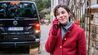 Sturm der Liebe – Eleni (Dorothée Neff, r.) bekommt nicht mit, wie Julian (Tim Borys, l.) ihre Töpferware zerstört.