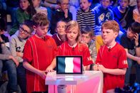 1, 2 oder 3 – Das rote Rateteam aus Brüssel/Belgien sucht nach der richtigen Antwort auf Eltons Quizfrage.