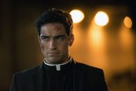 The Exorcist – Pater Tomas (Alfonso Herrera) stellt sich dem mächtigen Dämon erneut. Unterdessen setzt Pater Marcus alles daran, den Papst von dem sicheren Tod zu beschützen ...