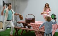 Modern Family – L-R: Ty Burrell als Phil Dunphy, Sofía Vergara als Gloria Delgado-Pritchett, Jeremy Maguire als Joe Pritchett.