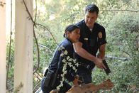 The Rookie – Officer John Nolan (Nathan Fillion) und sein Rookie Officer Celina Juarez (Lisseth Chavez) observieren ein Haus, in dem sich ein mutmaßliches Entführungsopfer befindet.