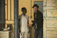 Scorpion – Will der jungen Cala (Raven Scott, l.) helfen: Toby (Eddie Kaye Thomas, r.) ...
