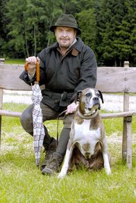 Die Rosenheim-Cops – Beppo Greissinger (Rudolf-Waldemar Brehm) hatte das Schafkopfturnier geleitet, bei dem es zu dem tödlichen Streit kam.