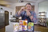besseresser - Sebastian Lege packt aus – Chicken Nuggets, der panierte Fast Food Klassiker: Die meisten Hersteller werben mit hochwertigem Fleisch aus der Hühnerbrust. Sebastian Lege zeigt jedoch, wie sehr das Fleisch behandelt wird, bis am Ende stets identische Nuggets entstehen.