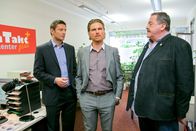 Die Rosenheim-Cops – Ist Callcenter-Chef Haubner (Leonhard Reisinger, m.) zum Mörder geworden, weil ihn das Opfer verlassen wollte? Für die Cops Hansen ( Igor Jeftic, l.) und Hofer (Joseph Hannesschläger, r.) ein glaubwürdiges Motiv.