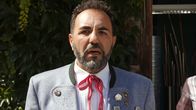 Servus Schwiegermutter – ARD Degeto SERVUS, SCHWIEGERMUTTER! Uhr im ERSTEN, online first ab Mittwoch (27.10.21) in der ARD MEDIATHEK Toni (Adnan Maral) sieht sich bereits als künftiger Bürgermeister.