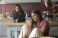 Frühling – Dorfhelferin Katja (Simone Thomalla, l.) ist erschüttert, als sie von Laura Feichtmayr (Zsa Zsa Inci Bürkle) das ganze Ausmaß der Wahrheit erfährt.