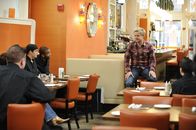 In Teufels Küche mit Gordon Ramsay – Das "DownCity" braucht eine Rundum-Erneuerung und dafür ist der Sternekoch Gordon Ramsay (r.) genau der Richtige ...