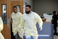 Atlanta Medical – Dr. Mina Okafor (Shaunette Renée Wilson, l.); AJ Austin (Malcom-Jamal Warner, r.)