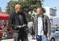 Navy CIS: L.A. – Müssen sich gegen unhaltbare Vorwürfe einer Journalistin zur Wehr setzen: Sam (LL Cool J, l.) und Callen (Chris O'Donnell, r.) ...