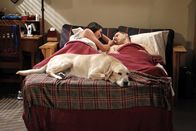 Two and a Half Men – Alan (Jon Cryer, r.) entwickelt über Charlies Verlust eine tiefe Persönlichkeitskrise, die darin gipfelt, dass er sich selbst für Charlie hält und auch so auftritt, was ihn bei Melanie (Taylor Cole, l.) zum Erfolg bringt ...