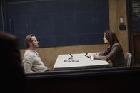 Castle – Kate Beckett (Stana Katic, r.) setzt den Verdächtigen Marcus Gates (Lee Tergesen, l.) unter Druck ...