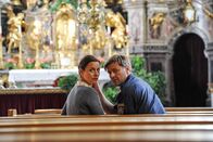Der Alte – Elisabeth Brunner (Jule Ronstedt, l.) und der Polizist Hanns Sonnleitner (Marcus Mittermeier, r.) reagieren auffällig ertappt, als sie gemeinsam in der Kirche erwischt werden.