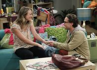 The Big Bang Theory – Penny (Kaley Cuoco, l.) hat einen schlechten Tag und stellt vieles in ihrem Leben in Frage, darunter auch Leonard (Johnny Galecki, r.) ...