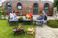 Expedition in die Heimat – Moderatorin Annette Krause zusammen mit Nicole und Alex im Auszeitgarten in Aulendorf.