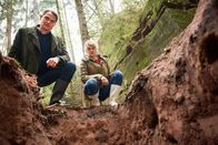 Tatort – Felix Voss (Fabian Hinrichs) und Wanda Goldwasser (Eli Wasserscheid) blicken in das das 2 m tiefe Loch.