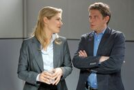 Die Rosenheim-Cops – Überrascht stellt Kommissar Christian Lind (Tom Mikulla) fest, dass Johanna Weisflog (Nina Rothemund) nicht sehr erschüttert über den Tod ihres Geliebten ist.