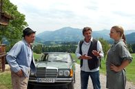 Der Bergdoktor – Anne Meierling (Ines Lutz, r.) muss mal wieder einen Streit schlichten zwischen ihrem Vater Arthur Distelmeier (Martin Feifel, l.) und Dr. Martin Gruber (Hans Sigl, M.).