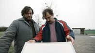Warten auf'n Bus – Johannes (Ronald Zehrfeld) und Ralf (Felix Kramer) öffnen den Notfallkoffer.