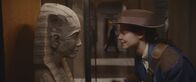 Theodosia – Theodosia (Eloise Little) begrüßt die lieb gewordenen Ausstellungsstücke in ihrem Zuhause- dem Museum für Legenden und Artefakte.