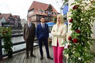 Rote Rosen – ARD ROTE ROSEN, Telenovela, 18. Staffel mit neuen Folgen ab (13.10.20), montags bis freitags um 14.10 Uhr im Ersten. Kampf um das Luxushotel Drei Könige: Wird es Amelie (Lara-Isabelle Rentinck, r.) gelingen, Gunter (Hermann Toelcke, l.) und dessen Sohn David (Arne Rudolf, M.) gegeneinander auszuspielen? Szene aus dem Vorspann zur 18. Staffel Rote Rosen.