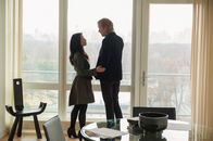 Elementary – Fühlen sich immer noch stark zueinander hingezogen: Mycroft Holmes (Rhys Ifans, r.) und Joan Watson (Lucy Liu, l.) ...