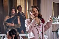 Ghosts – Es ist kurz vor der Trauung. Tim (Riccardo Simonetti, re.) will den Hochzeitssaal von den Geistern Urs (Jan van Weyde, li.) und Joachim (Sebastian Schwarz, mi.) säubern. Da bekommt Tim einen Anruf.