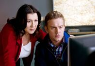 Tatort – Klara Blum (Eva Mattes) und Kai Perlmann (Sebastian Bezzel) sichten die Fotos, die der ermordete Zollbeamte von der Zollstation gemacht hat. Warum beobachtete und fotografierte Riebsahl heimlich seine Kollegen bei der Arbeit?
