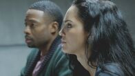 MacGyver – Schmieden einen Plan, um den Auftragskiller Murdoc auszutricken und an Informationen zu kommen: Bozer (Justin Hires, l.) und Riley (Tristin Mays, r.) ...