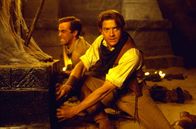 Die Mumie – Jagen einen Schatz, während der böse Imhotep aus seinem Grab aufersteht: Jonathan (John Hannah, l.) und Rick (Brendan Fraser, r.) ...