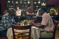 The Good Place – Auch sein Freund Uzo (Keston John, l.), macht Chidi (William Jackson Harper, r.) klar, dass er nicht gut darin ist, sich zu entscheiden. Aber dennoch muss er eine Wahl zwischen der echten und der falschen Eleanor treffen ...