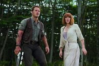 Jurassic World – Können Wildhüter Owen Grady (Chris Pratt, l.) und Park Leiterin Claire Dearing (Bryce Dallas Howard, r.) den gefährlichen Indominus Rex aufhalten und das Leben von Claires Neffen sowie vieler Parkbesucher und -mitarbeiter retten?