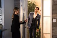 Lucifer – Nach Chloes (Lauren German, l.) Todeskampf taucht Lucifer (Tom Ellis, r.) einfach ab, doch nach zwei Wochen steht er plötzlich wieder bei Chloe auf der Matte und will an ihrem neuen Fall mitarbeiten ...