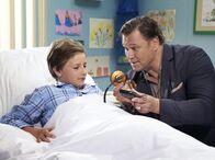 In aller Freundschaft – Olaf Salzmann (Robert Jarczyk, rechts), der Betreiber eines großen Leipziger Freizeitparks, besucht seinen Sohn Dennis (Oscar Scholz), der nach einem Blinddarmdurchbruch in der Sachsenklinik liegt.