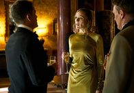 Wild Bill – Richterin Mary Harborough (Rachael Stirling, M.) findet Bill (Rob Lowe, l.) bei ihrer ersten Begegnung ziemlich arrogant.