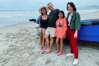 Hin und weg – Angie, Tom, Carlita und Mona am Strand in Ecuador