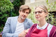 Sturm der Liebe – Paul (Sandro Kirtzel, l.) kann Josies (Lena Conzendorf, r.) Zweifel gut verstehen.